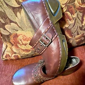 Clogs-leather upper, buckle top decor